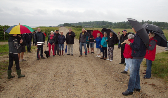 Fortroppen ønskes velkommen af grundejerformand Ingrid M. Schmidt (med bolsjestribet paraply). Foto: Peter Jessen