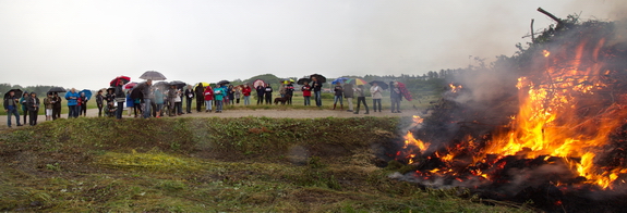 Årets sankthansbål havde samlet omkring 60 hostruppere. Foto: Peter Jessen