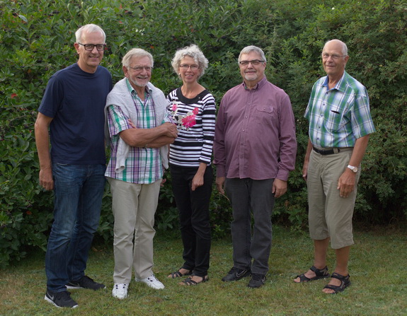 Bestyrelsen for grundejerforeningen: fra venstre mod højre er det næstformand Søren Poulsen, Orla Sidelmann, formand Ingrid M. Schmidt, kasserer Henning Quist Nielsen og vejansvarlig Jens Frede Nielsen. Foto: Peter Jessen