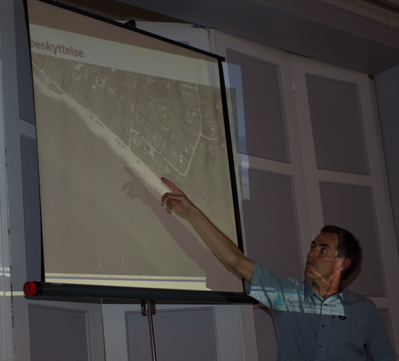 Per Sørensen fra Kystdirektoratet kom ved generalforsamlingen i Kystbeskyttelseslaget med et tankevækkende foredrag om kystbeskyttelse i almindelighed og den ved Hostrup Strand i særdeleshed. (Foto: Peter Jessen)
