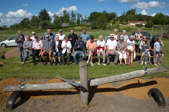 Arbejdsholdet ved den fælles arbejdsdag - eller det meste af det, for der stødte at par stykker til, efter at billedet var taget. Foto: Peter Jessen