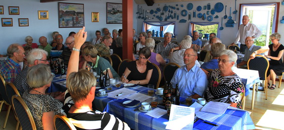 Den gode tradition tro var årets generalforsamling i Grundejerforeningen Hostrup Teglgaard velbesøgt. De 43 deltagere svedte bravt under mødet på forårets varmeste dag. (Foto: Peter Jessen)