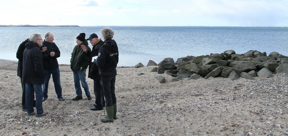 Bestyrelsen for kystbeskyttelseslaget inspicerer skaderne ved Hostrup Strand efter stormene i vinteren 2011-2012. (Foto: Peter Jessen)