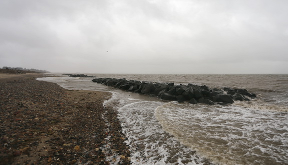 Kystbeskyttelseslaget nåede netop at få gravet mængder af ophobet sand væk bag bølgebryderne, før stormen kom. Det betød, at bølgebryderne virkede effektivt, da Bodil rasede. Foto: Peter Jessen