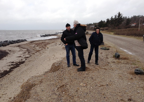 Bestyrelsen for kystsikringslaget holdt lørdag 22. februar årets første møde. Det blev indledt på stranden, hvor skaderne fra orkanen "Bodils" rasen blev besigtiget. På billedet er det Jens Peder Hedevang, Svend Vestergaard og Karl Hansen. Billedet er taget af Ingrid M. Schmidt, som mødte frem som suppleant for formanden, Niels Jørgen Hyldgaard.