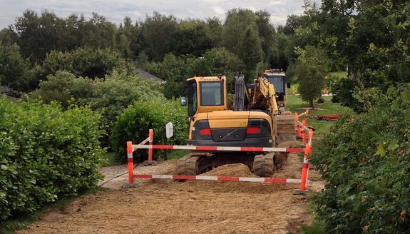 Sådan så der ud på Klokkelyngen i august sidste år! Nu er kloakeringsarbejdet heldgivis overstået for vores vedkommende, og de store maskiner og roderiet er rykket ud af vores område. Foto: Peter Jessen