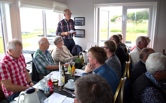 Næstformand Søren Poulsen sidder i bestyrelsen for kystbeskyttelseslaget valgt fra Grundejerforeningen Hostrup Teglgaard, og han orienterede om status for lagets planer om en forstærkning af kystbeskyttelsen. Foto: Peter Jessen