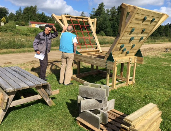Søren og Svend Erik snakker om, hvordan tingene skal sættes sammen.