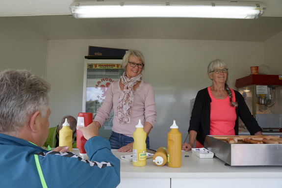 Asta og Ingrid forsynede festdeltagerne med grillede pølser, slush-ice og andet godt. Foto: Peter Jessen
