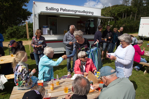 Ingrid Schmidt, formand for Grundejerforeningen Hostrup Teglgaard, og Inga Meldgaard stod for det amerikanske lotteri. Foto. Peter Jessen